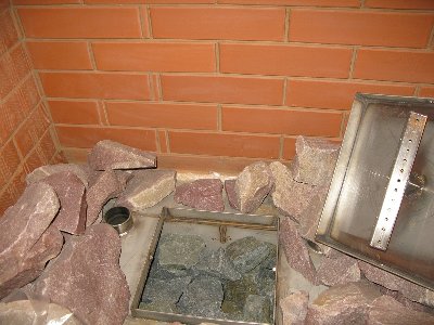 кладке кирпича, плотно уложены камни..jpg
